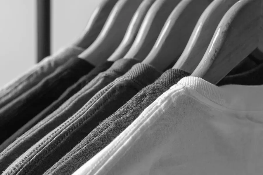 T-shirts vierges sur des cintres en bois