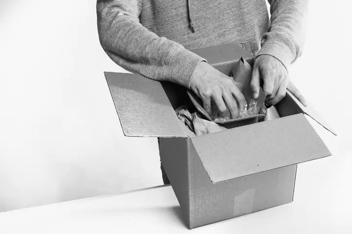 Préparation d’une commande dans une boîte d’expédition