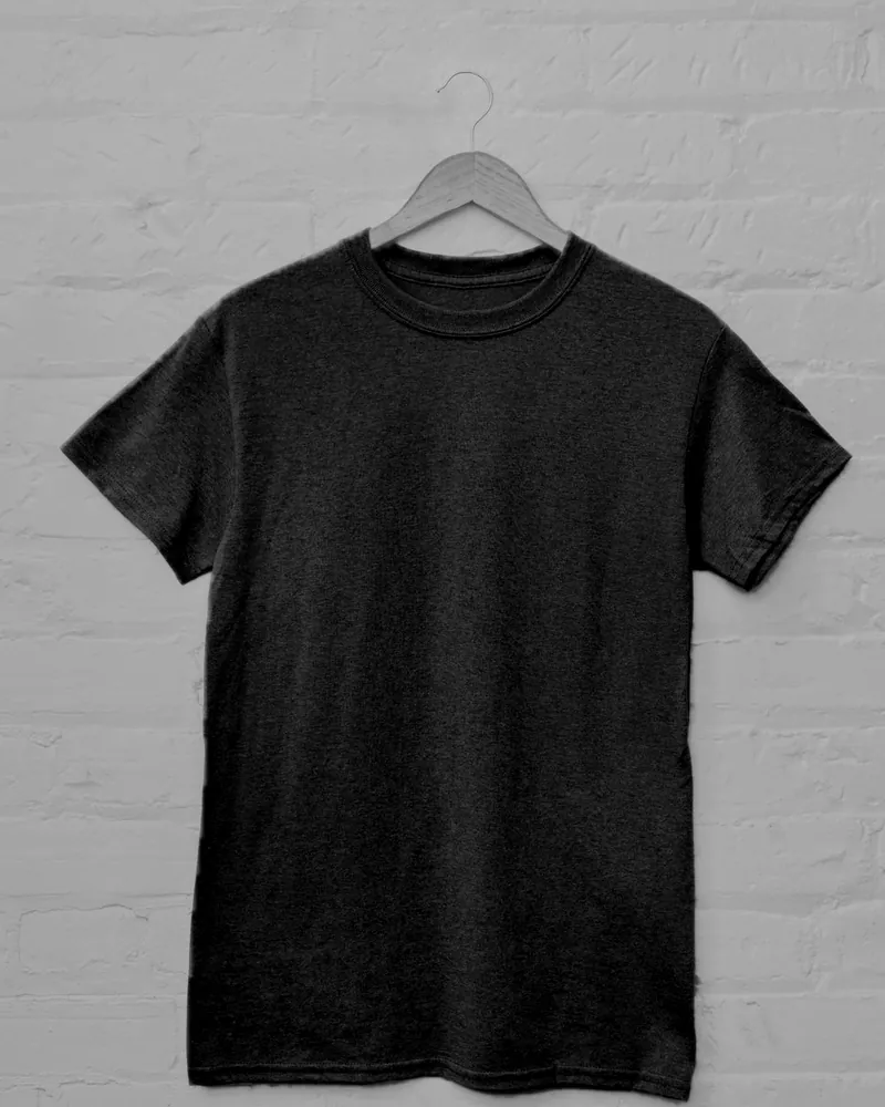 T-shirt noir sur un cintre devant un mur de briques gris, avec l’aperçu de votre marque imprimée sur la poitrine